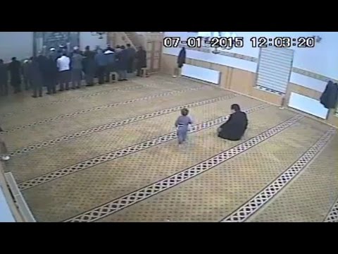 طفل صغير يسرق كرسي مصلي