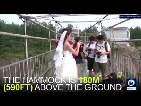 بالفيديو شاهد تعليق العروسين في جسر زجاجي لتزويجهما
