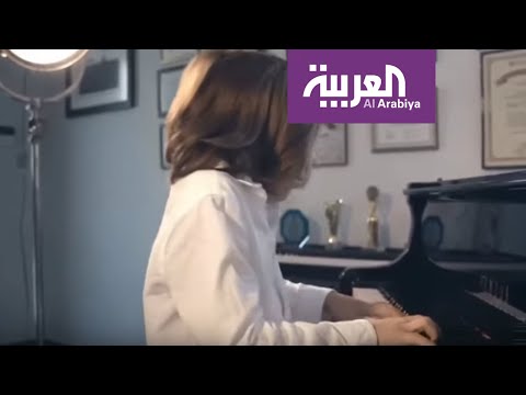 شاهد طفل يوناني يؤلف مقطوعة موسيقية لدعم مصابي كورونا