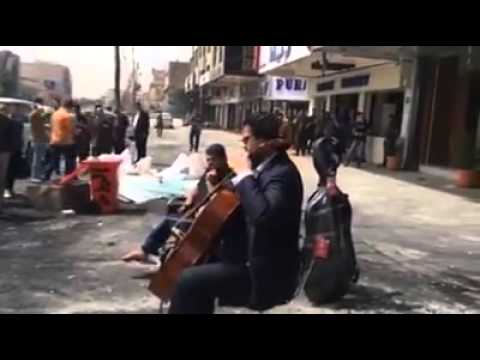 بالفيديو موسيقار عراقي يعزف لحن الحياة