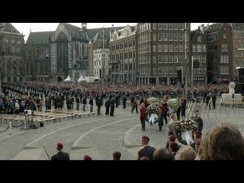 king willemalexander and queen maxima honour wwii dead