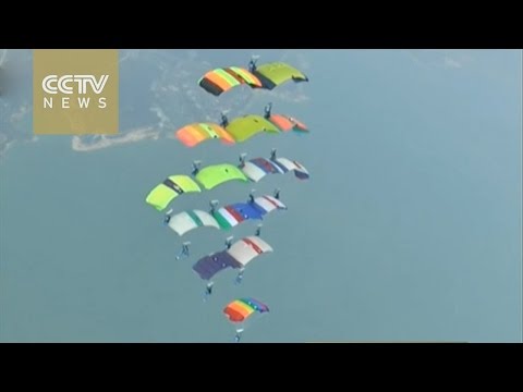 16 sportsmen skydive in pyramidform