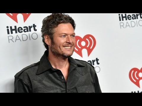 blake shelton apologizes for racist homophobic tweets