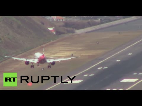 planes struggle to land in high winds